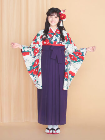 着物と袴のレンタルセット商品画像。袴は紺色。着物はベージュ色。梅椿柄のデザイン。