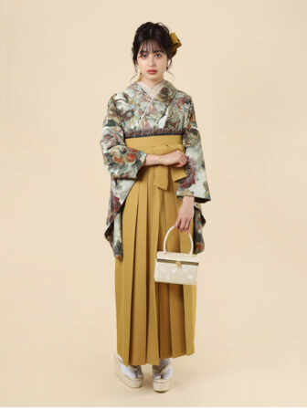 着物と袴のレンタルセット商品画像。袴はカラシ色。着物はエクリュ色。油彩ローズ柄のデザイン。