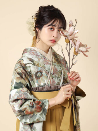 着物と袴のレンタルセット商品画像。袴はカラシ色。着物はエクリュ色。油彩ローズ柄のデザイン。上半身アップ画像。