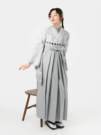 着物と袴のレンタルセット商品画像。袴はグレー色。着物はグレー色。大理石柄のデザイン。