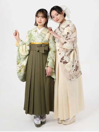 着物と袴のレンタルセット商品画像。袴はモーヴピンク色。着物はダスティローズ色。花鳥レース柄のデザイン。万寿菊(亜麻色)と写った画像。