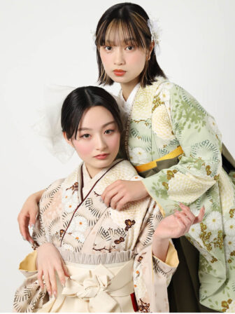 着物と袴のレンタルセット商品画像。袴はモーヴピンク色。着物はダスティローズ色。花鳥レース柄のデザイン。万寿菊(亜麻色)と写った上半身アップ画像。