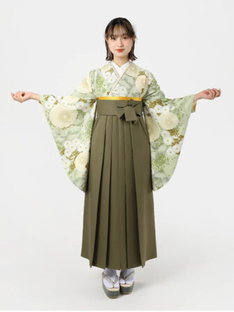 着物と袴のレンタルセット商品画像。袴はカーキ色。着物は若葉色。万寿菊柄のデザイン。