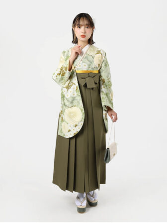 着物と袴のレンタルセット商品画像。袴はカーキ色。着物は若葉色。万寿菊柄のデザイン。