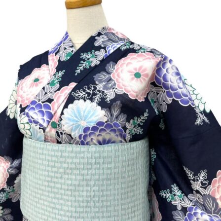 浴衣単品の商品画像。紺色、万寿菊柄のデザイン。上前胸のアップ画像。