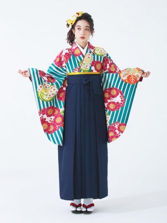 着物と袴のレンタルセット商品画像。袴は紺色。着物はターコイズ色。縞に花紋柄のデザイン。