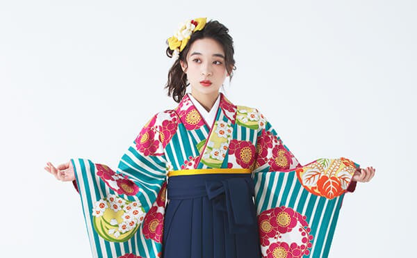 着物と袴のレンタルセット商品画像。袴は紺色。着物はターコイズ色。縞に花紋柄のデザイン。