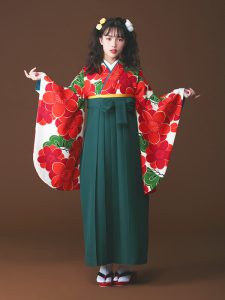着物と袴のレンタルセット商品画像。袴は緑色。着物はオフ色。梅松柄のデザイン。