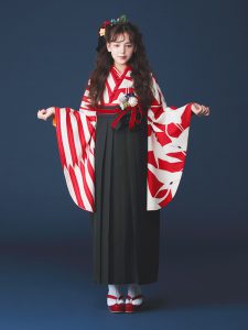 着物と袴のレンタルセット商品画像。袴は黒色。着物は赤色。鶴×矢羽根柄のデザイン。