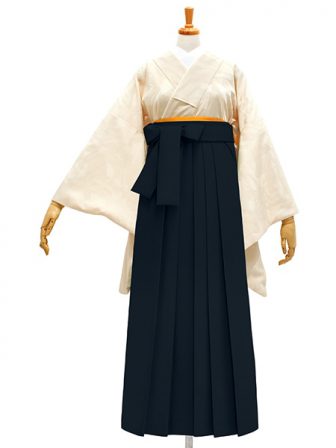 着物と袴のレンタルセット商品画像。袴は黒色。着物はオフ色。華百合柄のデザイン。