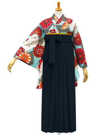 着物と袴のレンタルセット商品画像。袴は紺色。着物は水色。向かい鶴柄のデザイン。