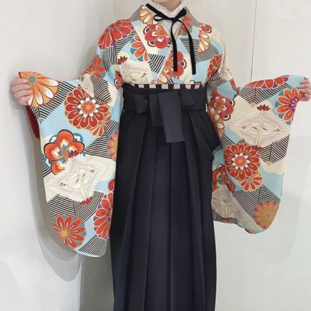 鶴と花の水色の着物に黒の袴