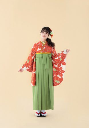 オレンジ色の椿柄の着物に緑色の袴