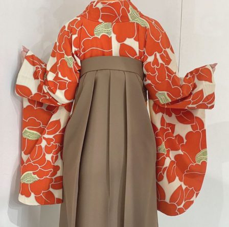 オレンジの大きな椿とブラウンの袴