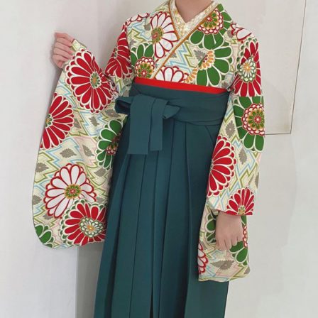 緑色に赤の菊の伝統菊菱と緑の袴