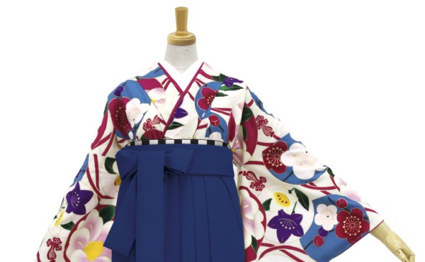 着物と袴のレンタルセット商品画像。袴は紺色。着物はオフピンク色。華丸紋柄のデザイン。