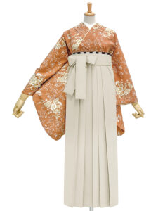 着物と袴のレンタルセット商品画像。袴はアイボリー色。着物はテラコッタ色。ガーデン柄のデザイン。