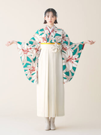 着物と袴のレンタルセット商品画像。袴はオフ色。着物は緑色。百合柄のデザイン。