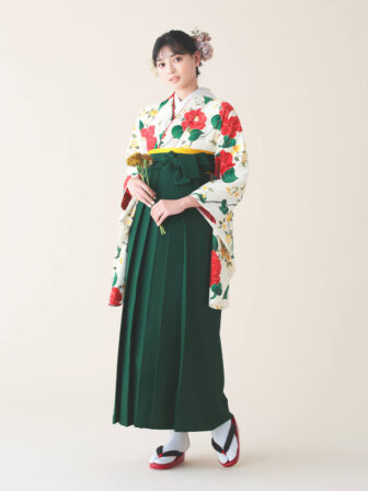 着物と袴のレンタルセット商品画像。袴は緑色。着物はオフ色。乙女椿柄のデザイン。