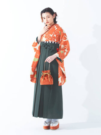 着物と袴のレンタルセット商品画像。袴はブルーグレー色。着物はオレンジ色。椿柄のデザイン。
