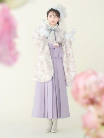 着物と袴のレンタルセット商品画像。袴はラベンダー色。着物はピンク色。プチフルール柄のデザイン。