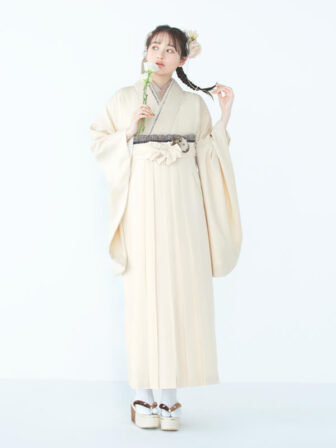着物と袴のレンタルセット商品画像。袴はオフ色。着物はオフ色。華亀甲柄のデザイン。