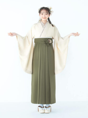 着物と袴のレンタルセット商品画像。袴はカーキ色。着物はオフ色。華亀甲柄のデザイン。