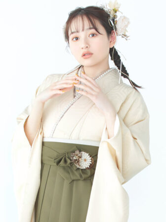 着物と袴のレンタルセット商品画像。袴はカーキ色。着物はオフ色。華亀甲柄のデザイン。