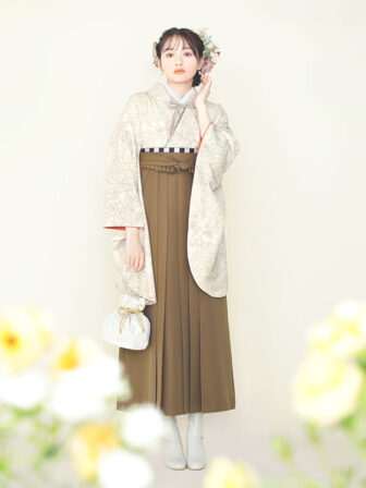 着物と袴のレンタルセット商品画像。袴はブラウン色。着物はバニラ色。牡丹と鉄線柄のデザイン。