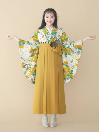 着物と袴のレンタルセット商品画像。袴はカラシ色。着物はカラシ色。梅椿柄のデザイン。