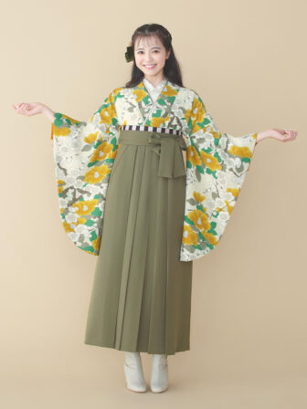 着物と袴のレンタルセット商品画像。袴はカーキ色。着物はカラシ色。梅椿柄のデザイン。