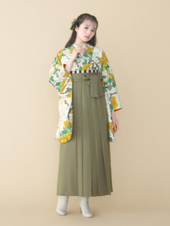 着物と袴のレンタルセット商品画像。袴はカーキ色。着物はカラシ色。梅椿柄のデザイン。