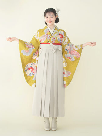 着物と袴のレンタルセット商品画像。袴はアイボリー色。着物はカラシ色。松に花丸紋柄のデザイン。