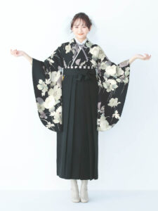 着物と袴のレンタルセット商品画像。袴は黒色。着物は黒色。アネモネ柄のデザイン。