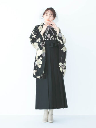 着物と袴のレンタルセット商品画像。袴は黒色。着物は黒色。アネモネ柄のデザイン。