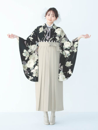 着物と袴のレンタルセット商品画像。袴はアイボリー色。着物は黒色。アネモネ柄のデザイン。