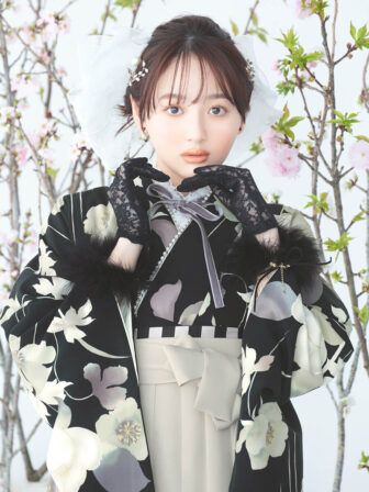着物と袴のレンタルセット商品画像。袴はアイボリー色。着物は黒色。アネモネ柄のデザイン。上半身アップ画像。