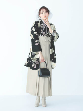 着物と袴のレンタルセット商品画像。袴はアイボリー色。着物は黒色。アネモネ柄のデザイン。