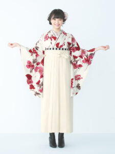 着物と袴のレンタルセット商品画像。袴はオフ色。着物はボルドー色。アネモネ柄のデザイン。