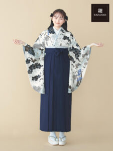 着物と袴のレンタルセット商品画像。袴は紺色。着物はオフ色。御所文様柄のデザイン。
