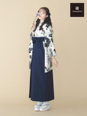 着物と袴のレンタルセット商品画像。袴は紺色。着物はオフ色。御所文様柄のデザイン。