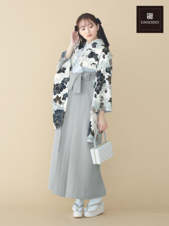 着物と袴のレンタルセット商品画像。袴はグレー色。着物はオフ色。御所文様柄のデザイン。