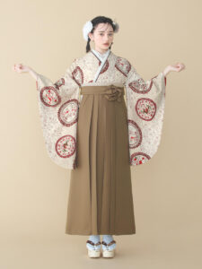 着物と袴のレンタルセット商品画像。袴はブラウン色。着物はベージュ色。小鳥更紗柄のデザイン。
