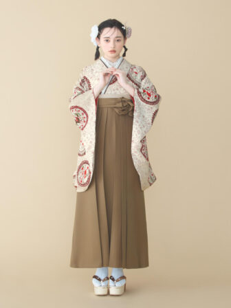 着物と袴のレンタルセット商品画像。袴はブラウン色。着物はベージュ色。小鳥更紗柄のデザイン。