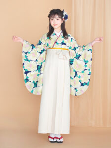 着物と袴のレンタルセット商品画像。袴はオフ色。着物は紺色。椿づくし柄のデザイン。