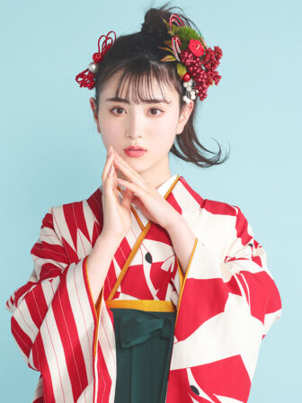 着物と袴のレンタルセット商品画像。袴は緑色。着物は赤色。鶴×矢羽根柄のデザイン。