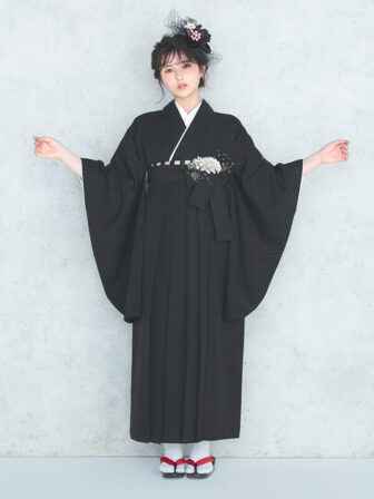 着物と袴のレンタルセット商品画像。袴は黒色。着物は黒色。華亀甲柄のデザイン。