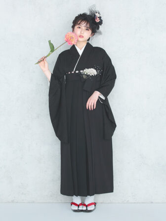 着物と袴のレンタルセット商品画像。袴は黒色。着物は黒色。華亀甲柄のデザイン。