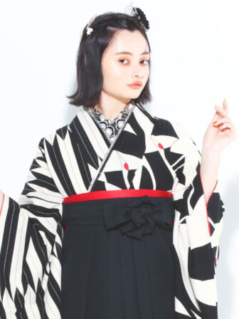 着物と袴のレンタルセット商品画像。袴は黒色。着物は黒色。鶴×矢羽根柄のデザイン。上半身アップ画像。