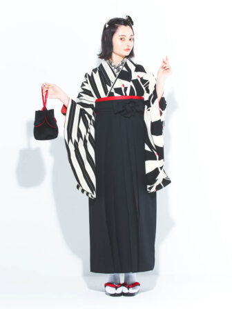着物と袴のレンタルセット商品画像。袴は黒色。着物は黒色。鶴×矢羽根柄のデザイン。